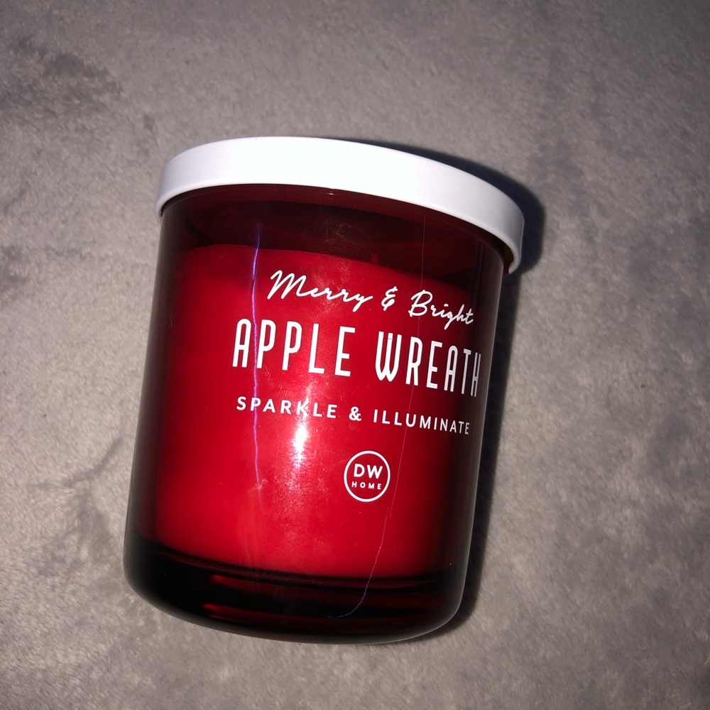 DW Home Red Apple Wreath Candle 8.8oz/249g